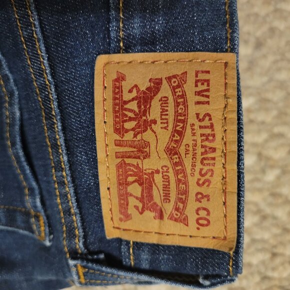 Women's Levi Capris - Picture 7 of 7